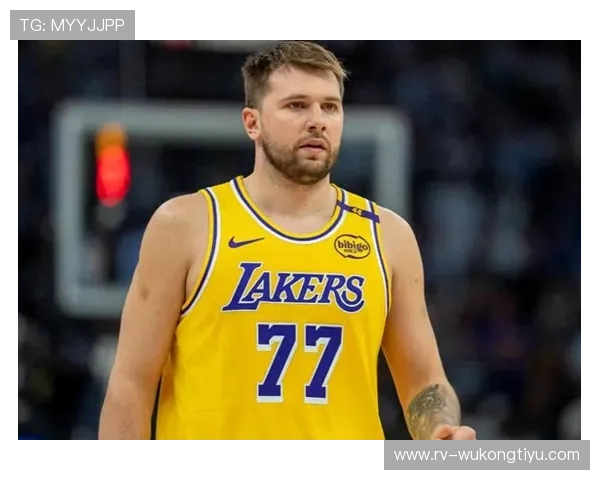 东契奇居然穿着几百块的外套去训练，真跟篮球天才画风不符啊！