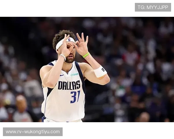 克莱·汤普森无球跑动制造防守漏洞，三分效率领跑后卫群