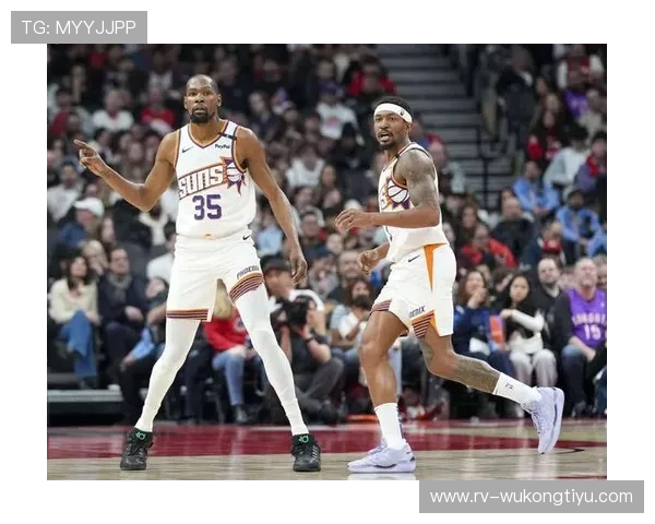 布克无球跑动拉开空间，高效输出改变太阳进攻结构